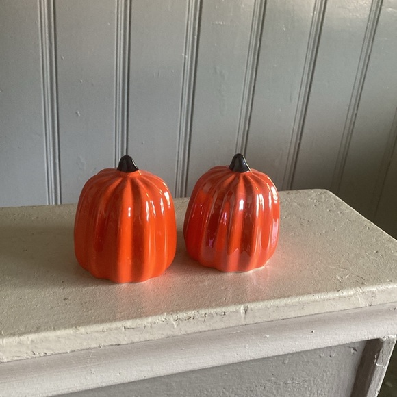 NWT- Set of 2- Vibrant Orange Pearl Glazed Porcelain Pumpkin Decorations - Picture 10 of 17